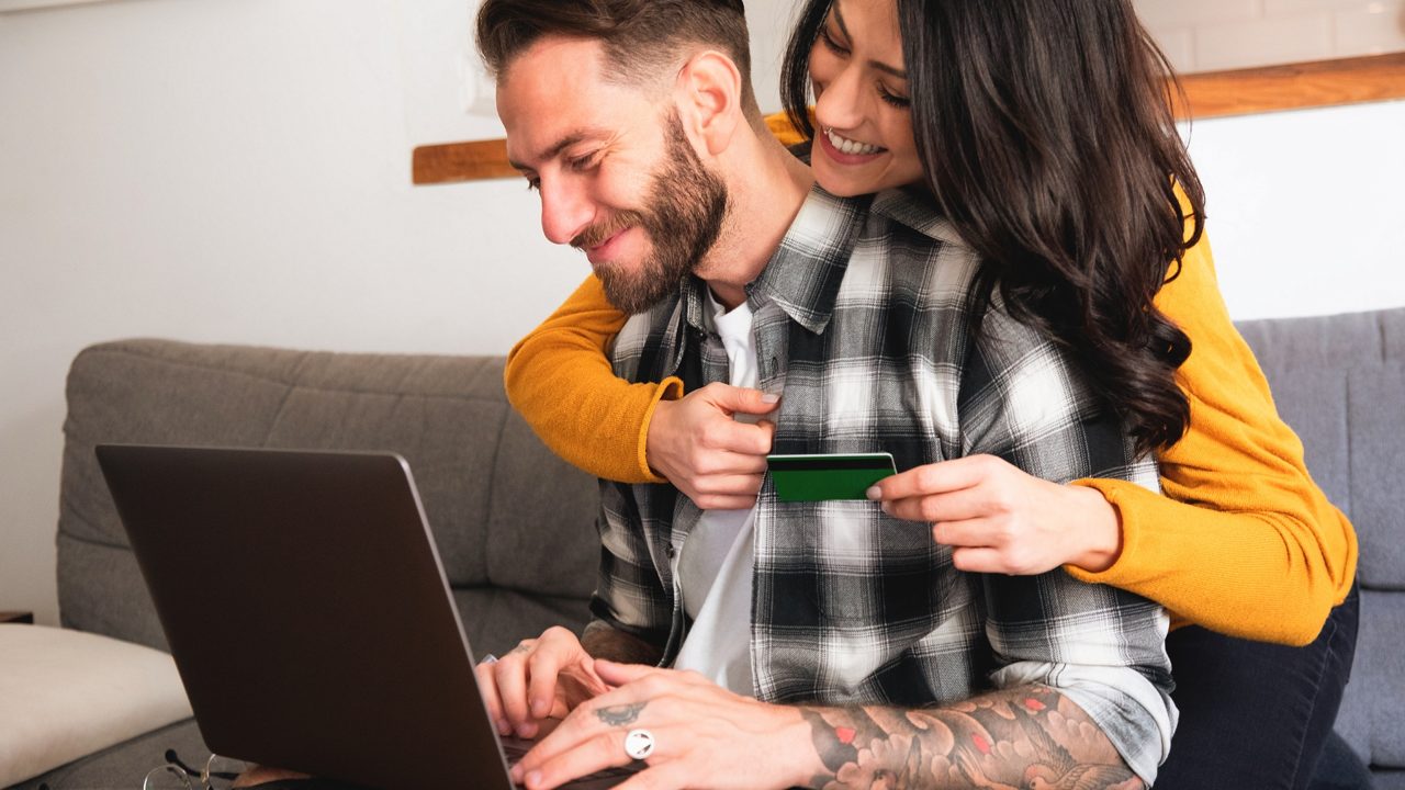 Pareja comprando en línea en Estados Unidos con su casillero virtual de Disexpress