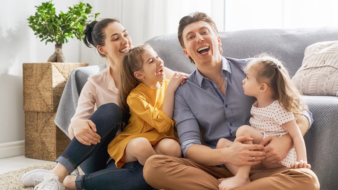Familia latina feliz recibiendo su paquete enviado desde Estados Unidos con Disexpress