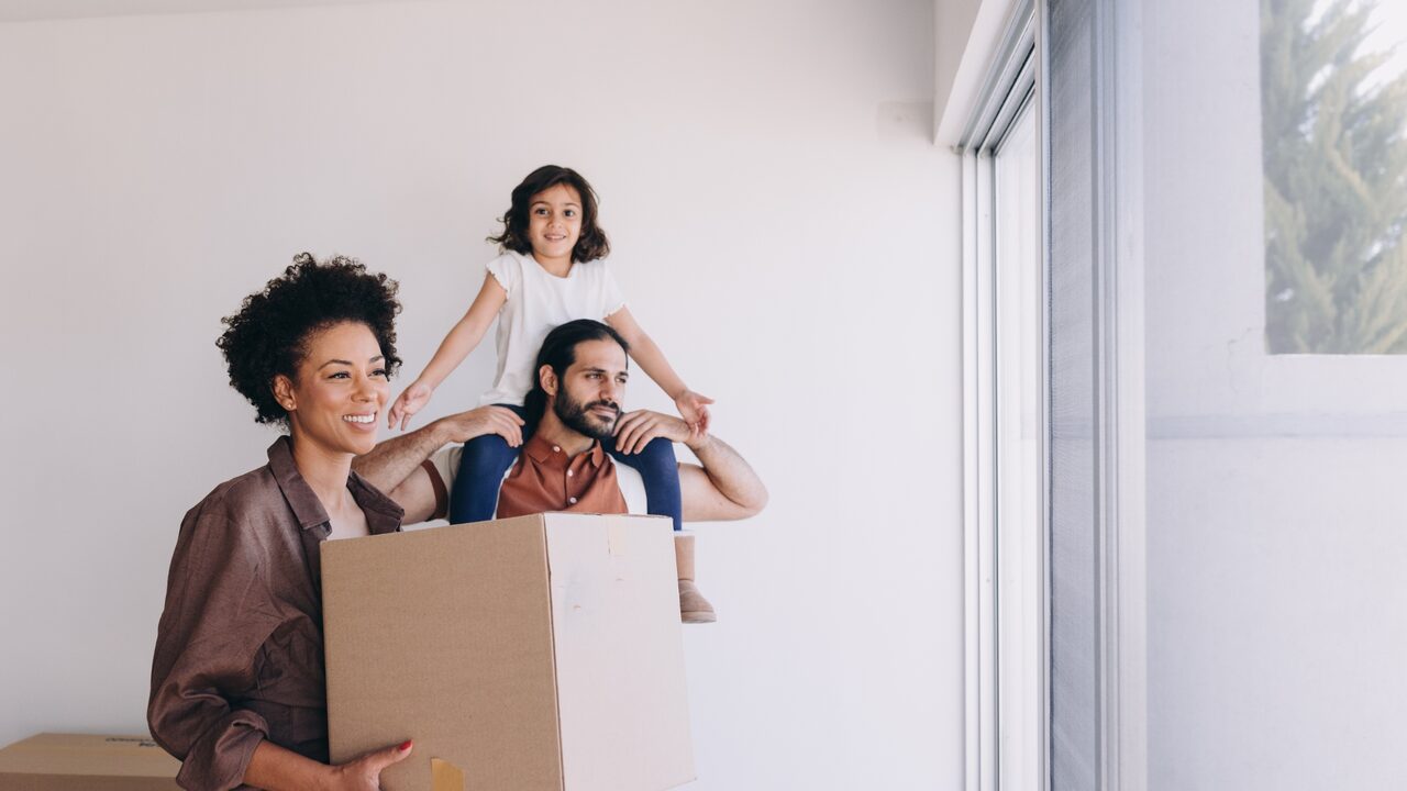 Familia latina recibiendo un env&iacute;o de Disexpress