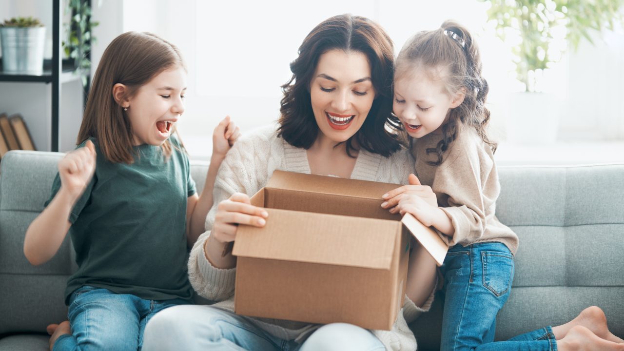 Familia latina recibiendo un paquete enviado desde Estados Unidos con Disexpress