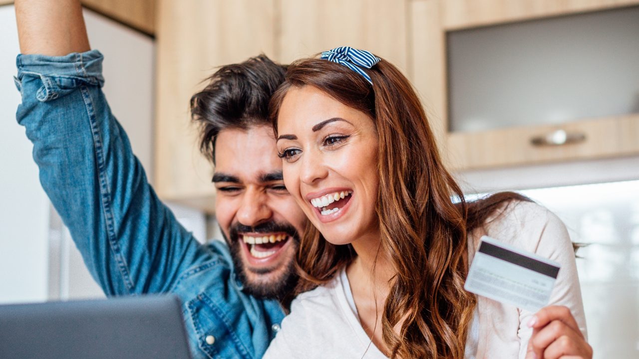 Pareja comprando en tiendas de Estados Unidos con el agente de compras de Disexpress